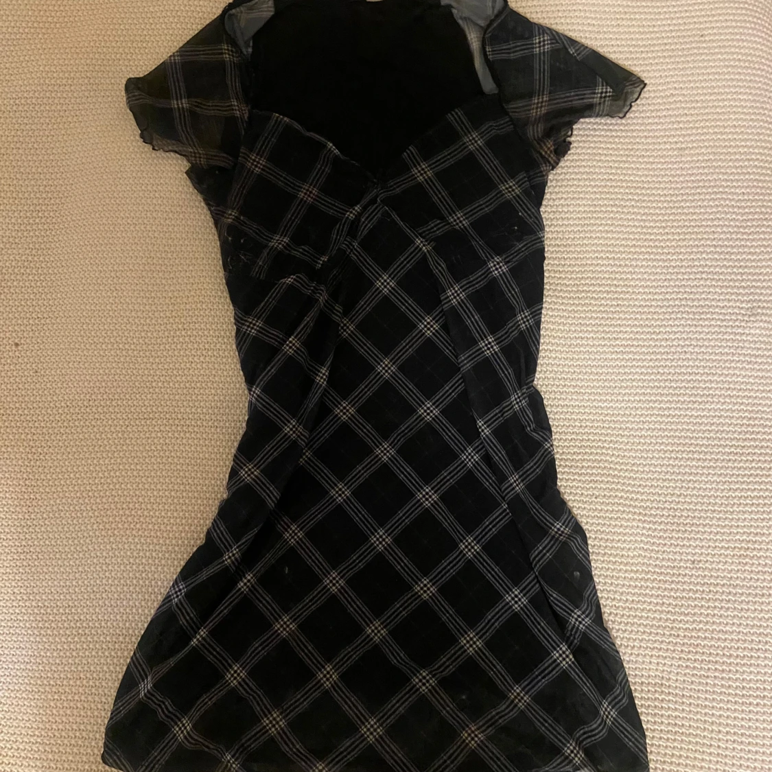 Svart rutig kortklänning med mesh