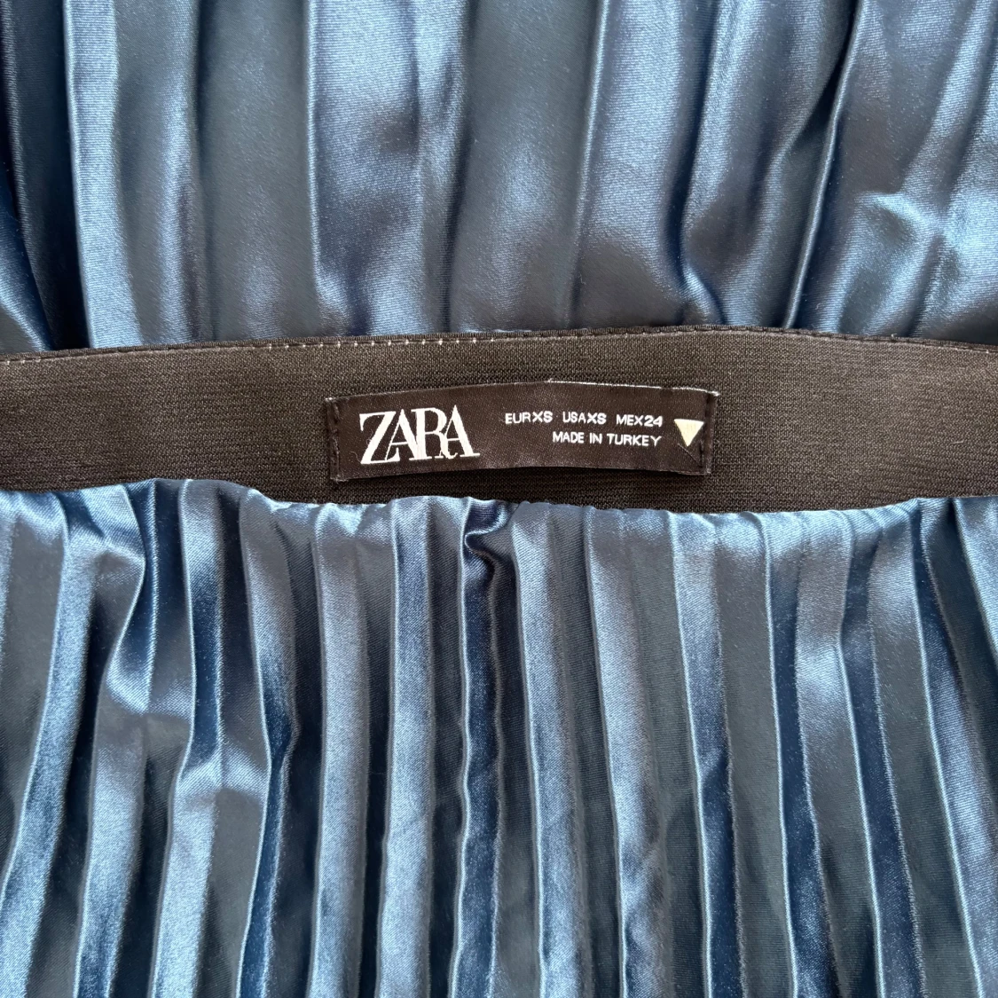 Mörkblå plisserad midikjol från Zara - 1