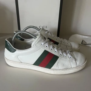 Gucci ace - Säljer ett par feta Gucci ace i skick 8/10. Använda då och då. Nya snörren är på. Du får med boxen på bilden. skorna är såklart äkta. Hör av dig vid frågor eller funderingar.