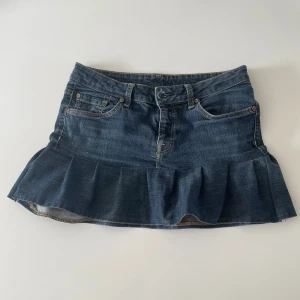 Jeanskjol med volanger - Super fin jeanskjol med volanger. Passar perfekt nu till sommaren! Skriv vid eventuella frågor!