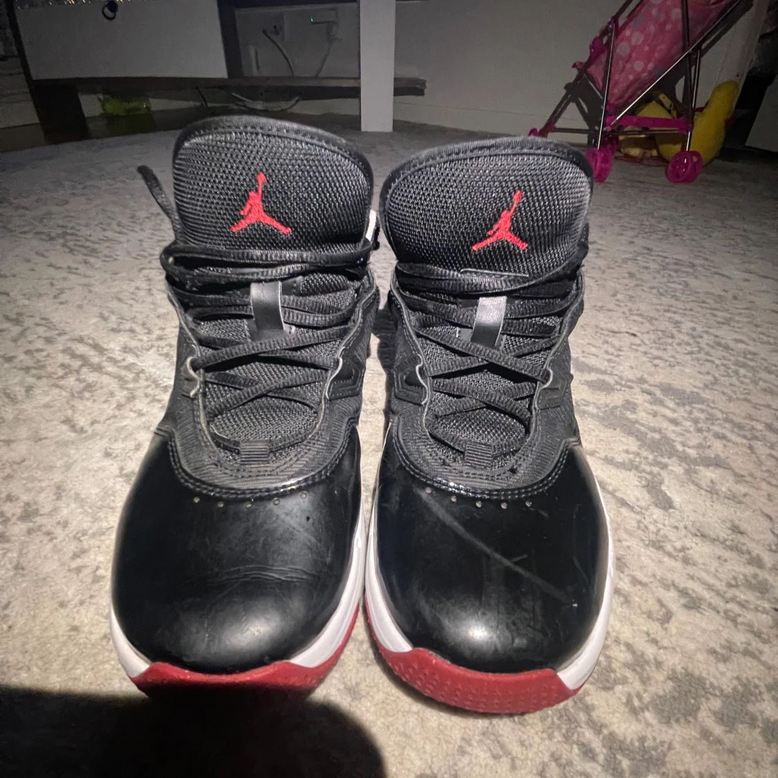 Svarta Nike Air Jordans med röda detaljer