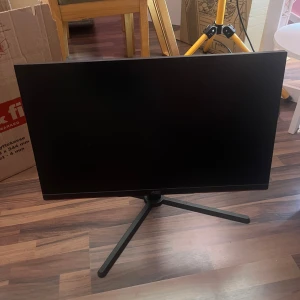 AOC Gaming 27" FHD 240Hz gamingskärm - Snygg 27-tums gaming-skärm från AOC med 240Hz uppdateringsfrekvens och 1ms responstid. Säljs dör att jag sålt min dator och ej har användning för den längre, köptes i maj 2024 för 1900, finns att hämta i Köping, men kan självklart frakta om intresset finns.