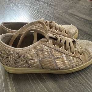 Beige sneakers med glittriga detaljer - Säljer dessa skit snygga skor med glitter detaljer då de tyvärr är försmå för mig. Skriv vid fler frågor💕
