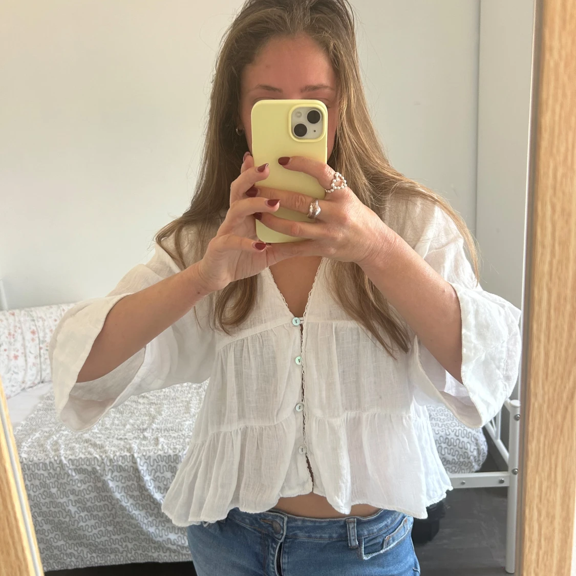 Vit blus med knappar