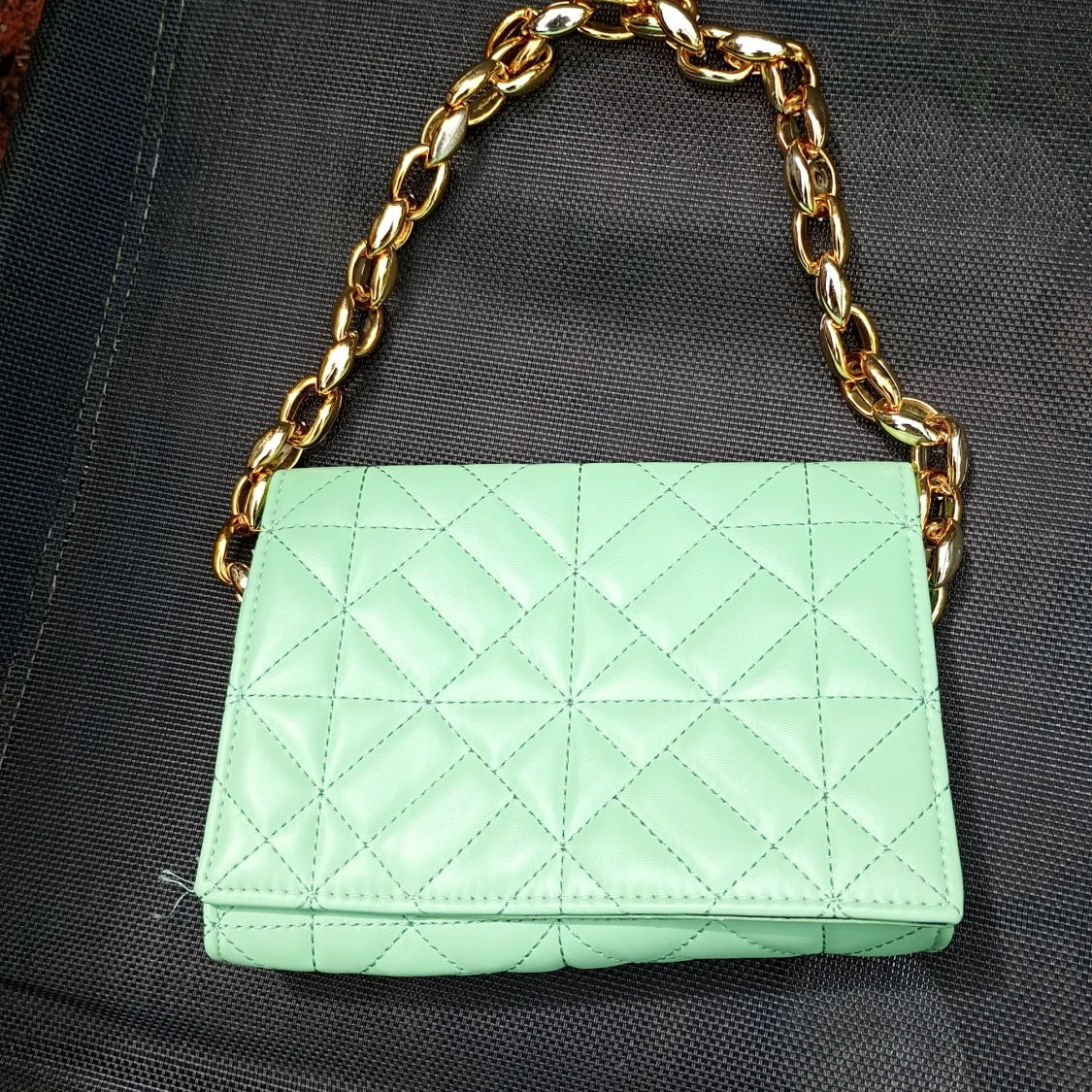Mintgrön quiltad axelväska med guldkedja - 1