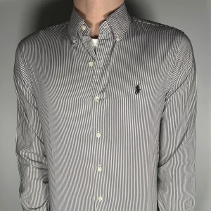 Ralph lauren skjorta - En riktig snygg och trendig Ralph lauren skjorta i fint skick, storlek S, slimfit, vid frågor är de bara att skriva // Gramenti 