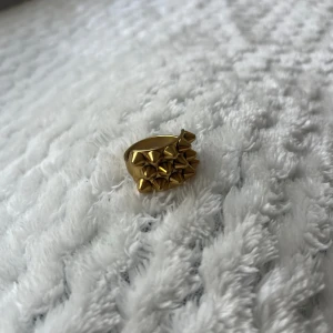 Edblad nit ring. - Säljs eftersom jag börjat använda silver, snygg ring och knappt använd/inga tecken på användning, i storlek 18.50