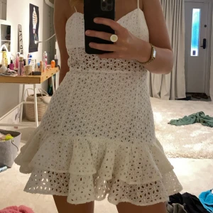 Vit spetsklänning med volang - Supersöt vit klänning från Zara. Några år sedan så finns inte i butik längre. Använd fåtal gånger så i superfint skick! Kan tänka mig gå ner lite i pris vid snabb affär.