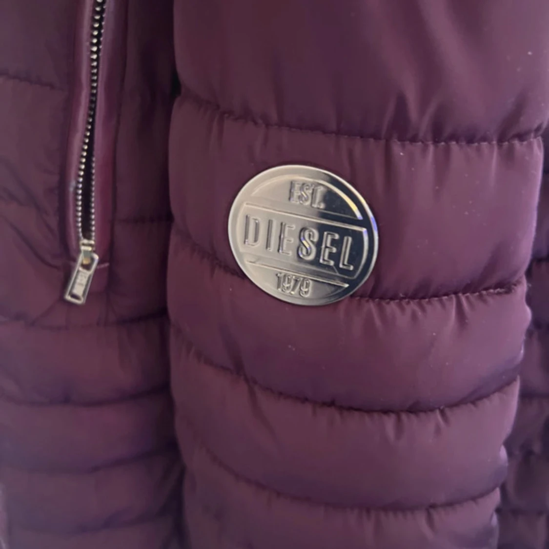 Vinröd pufferjacka med fuskpäls från Diesel - 3