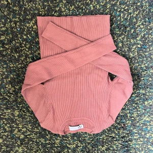 brun ribbad långärmad topp från ZARA - Säljer en brun ribbad långärmad topp från ZARA. Tröjan har rund halsringning och är figurnära i modellen. Perfekt att styla med jeans eller kjol för en trendig look.