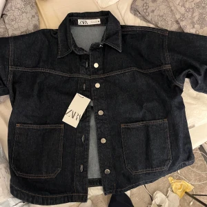  jeansjacka från ZARA - Säljer denna slutsålda jeansjacka från Zara storlek s 