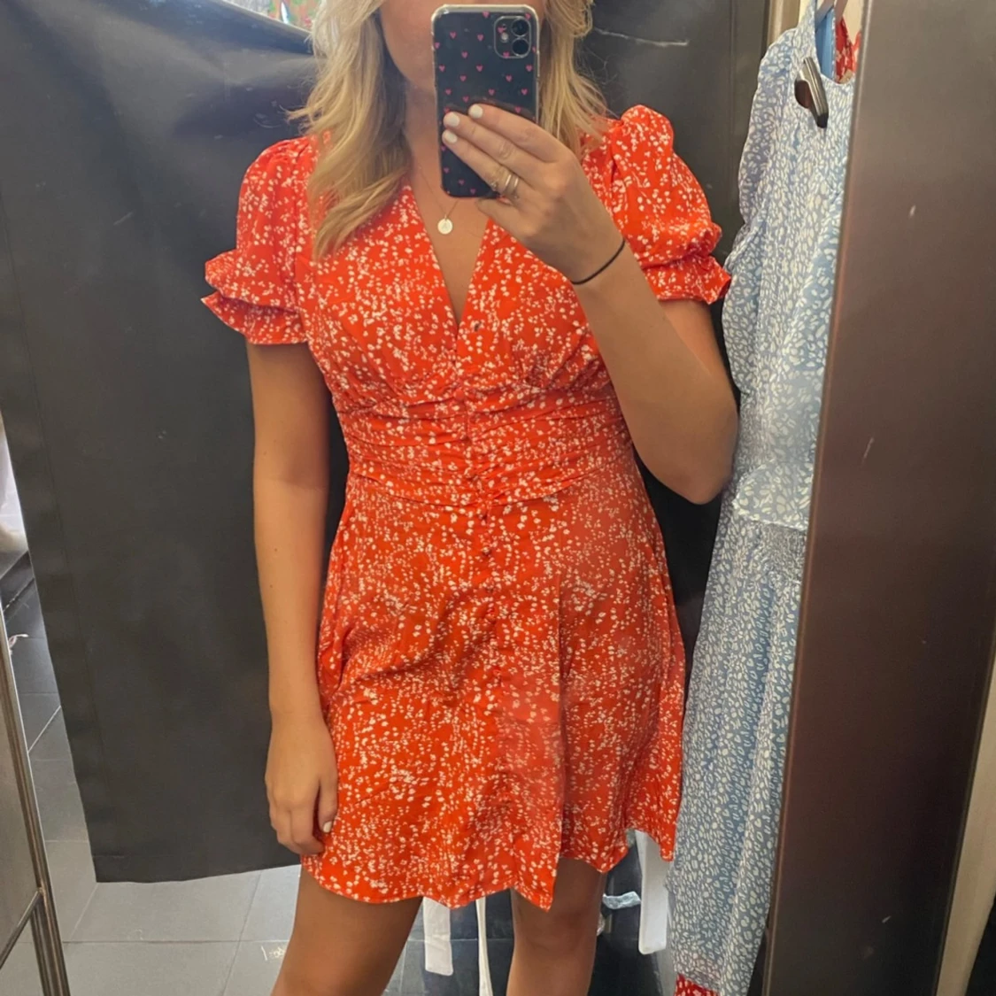 Röd blommig kortklänning med volang