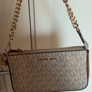 michael kors väska  - michael kors hansväska, säljer för den inte kommer till användning längre 💕