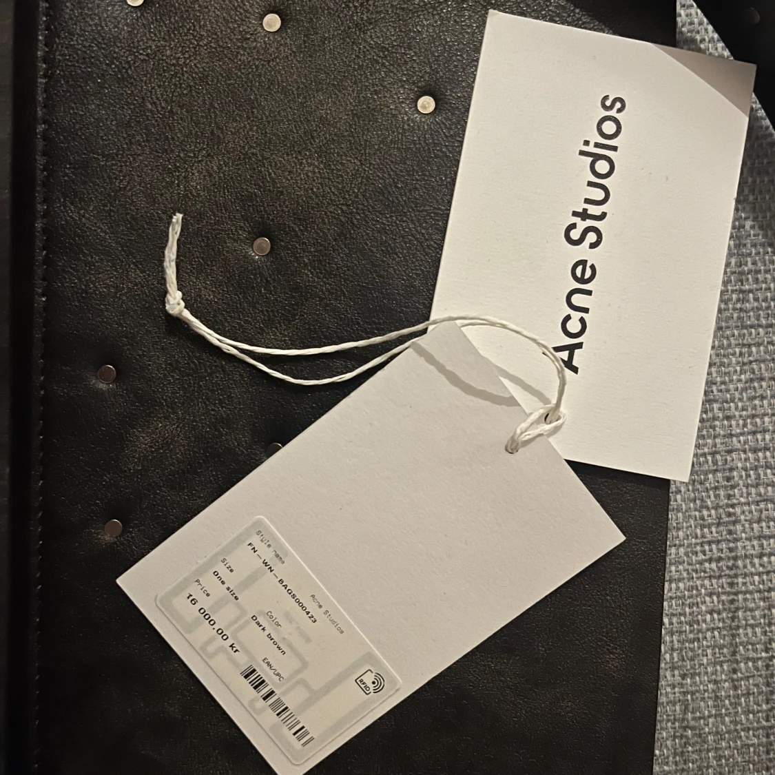 Svart handväska med nitar från Acne Studios - 3