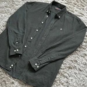 Morris skjorta  - Hej! Säljer nu min extremt fina och eftertraktade Morris-skjorta till ett oslagbart pris, perfekt nu till sommaren. Skjortan är i väldigt fint skick. Skriv vid funderingar! 😁✌️