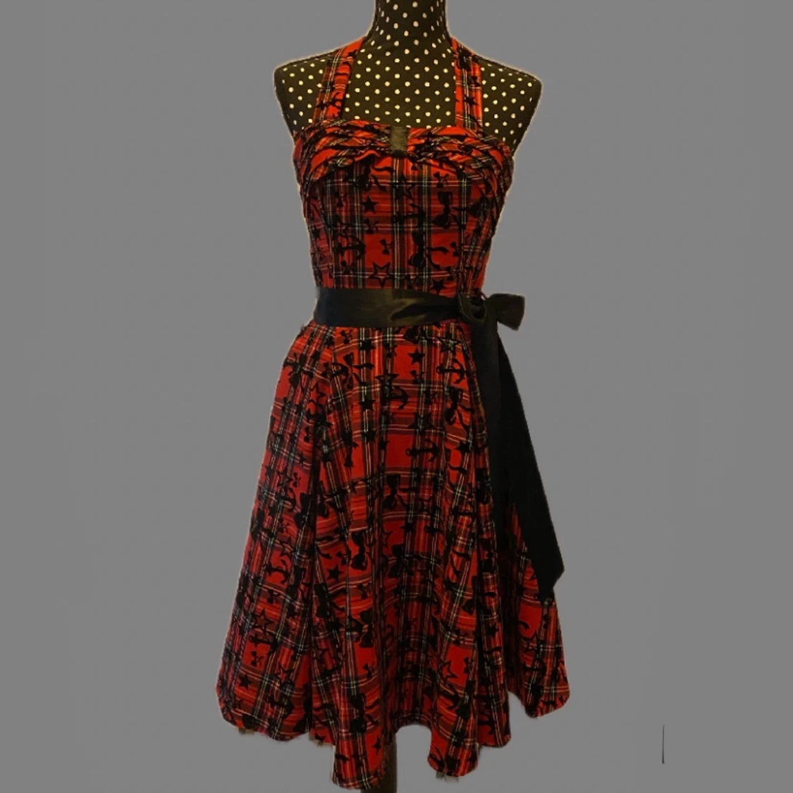 Röd och svart rutig klänning med midje-rosett