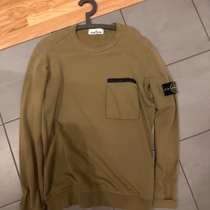 Stone Island sweatshirt - Stone Island sweatshirt limited edition. Olivgrön, sparsamt använd.  Pris kan diskuteras vid snabb affär 