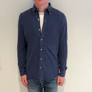 Ralph lauren skjorta - Ralph lauren tröja | Skick: 8/10 | M | Fraktar via postnord eller instabox på köparens bekostnad | Hör av dig vid minsta fråga eller fundering! 