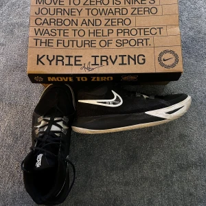 Kyrie basketskor - Säljer mina gamla kyries storlek 44 eftersom jag har slutat köra basket 