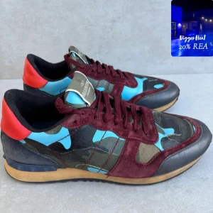 Valentino rockrunner - ett par riktigt schyssta rockrunners || perfekta nu till vintern || strlk 44,5 ( passar 45)  || skicket är 8,5/10 ( fint ) || box, dustbag,extra skosnören kuvert medföljer || hör av er vid intresse!! ( från 2399kr till 1920kr ) 