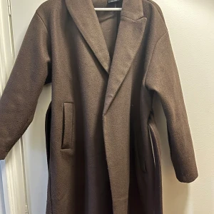 Brun kappa  - Brun lång kappa från Vero Moda, bra skick.