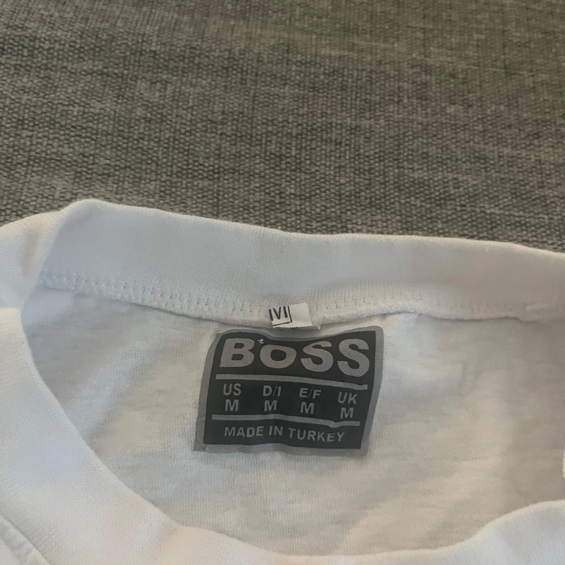 Vit t-shirt från BOSS med strassdetaljer - 1