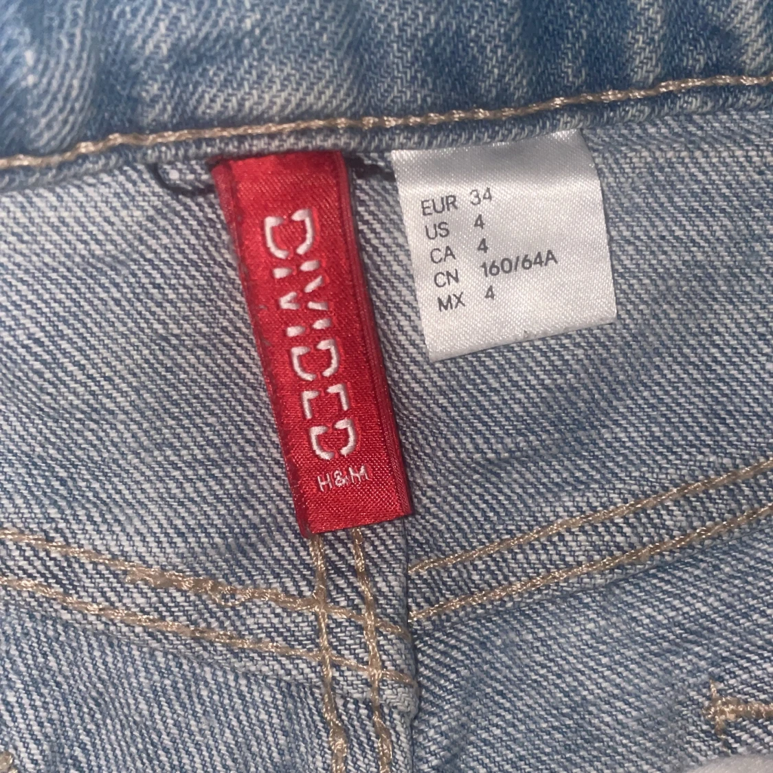 Ljusblå jeansshorts med fransar från H&M Divided - 3