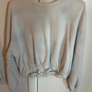 Ljusblå sweatshirt från lager 157 - Säljer en ljusblå sweatshirt från lager 157 i storlek M. Tröjan har rund halsringning och resår i midjan för en snygg passform. Perfekt för en avslappnad stil och enkel att matcha med jeans eller leggings.