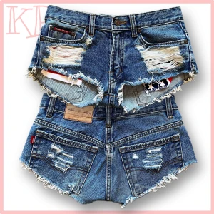 Blåa jeansshorts med slitningar - Snygga blå jeansshorts med råa kanter och kraftiga slitningar framtill och baktill. Klassisk femficksmodell med knapp och dragkedja. Perfekta för en avslappnad stil.