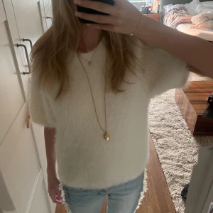 Vit fluffig tröja från Wera - Supermjuk och fluffig vit tröja från Wera med korta ärmar och rund halsringning. Har inte hittat användning av den därför jag säljer