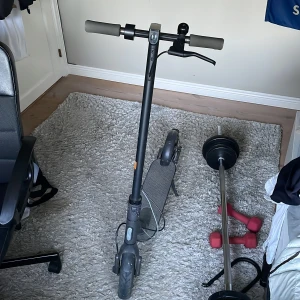 El sparkcykel  - Elkick en är i bra skick och allt funkar bra och märket är Xiaomi 