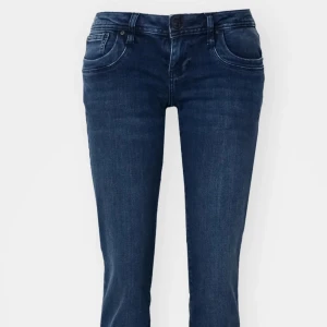 Mörkblå ltb jeans - Säljer mina snygga ltb jeans då de inte kommer till användning längre💓finns ett snöre i så man kan göra de mindre men inget som syns från baksidan å enkelt att ta bort💘