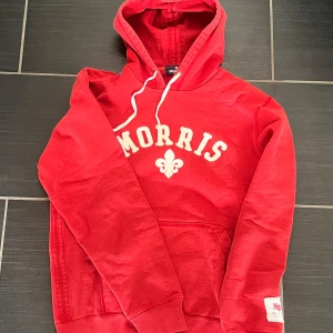 Morris Hoodie - Riktigt sjyst Morris hoodie. Den är väldigt bra kvalitet och fina detaljer!  Hör av dig vid minsta fråga