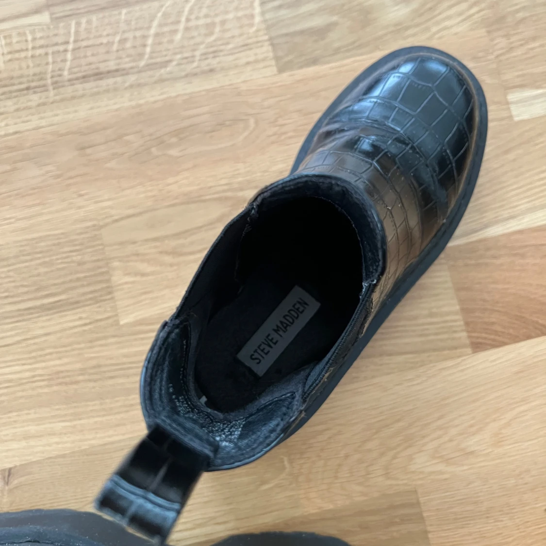 Svarta boots från Steve Madden med krokodilpräglat mönster - 2
