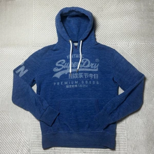 Blå Superdry hoodie | M - Superdry hoodie | mycket fint skick och inga defekter | om du har frågor eller vill ha mer bilder hör då av dig till mig | ⚜️