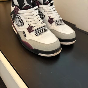 Nike Air Jordan 4 PSG  - Ett par jordan 4 PSG dom säljes för att de inte används. Storleken är 45.  Kan mötas eller fraktas du står för frakten dock.