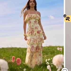  långklänning med volanger - Från Nelly. Endast testad prislapp kvar. Säljer då den inte passade på mig. Slutsåld på hemsidan. Köpt för 899kr.