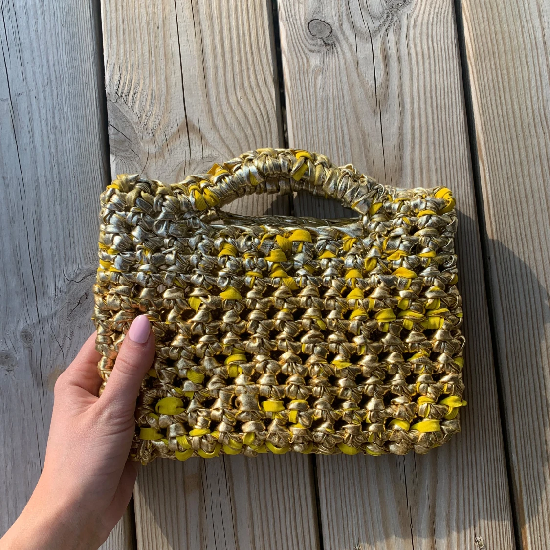 Guldig handväska med flätad look - 1
