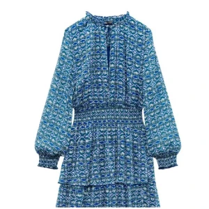 Blå klänning från zara - Supersnygg blå klänning med lång ärm och blommigt mönster. Har volangdetaljer. Köpt på zara. Knappt använd då den är för stor🩵