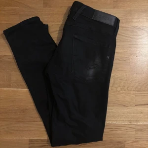 Mörkgråa Replay Anbass - Hej 👋| Säljer ett par snygga Replay jeans i Modellen Anbass | De är i en mörkgrå tvätt med gråa detaljer | Storleken är 32W X 32L | Skriv vid intresse 🤝