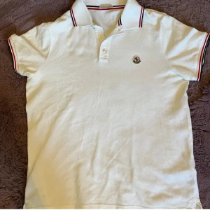 Moncler pické - Hej jag säljer en moncler picke i storlek S med äktehetsbevis och skick 9/10. Passar perfekt nu till sommaren😇😇😇