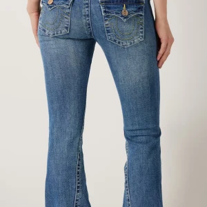 Blå bootcut jeans från True Religion - Säljer ett par klassiska blå bootcut jeans från True Religion med snygga detaljer på bakfickorna. Första två bilderna är tagna från nätet💞 Använda ett fåtal gånger. Storleken är 27, vilket passar S/36.