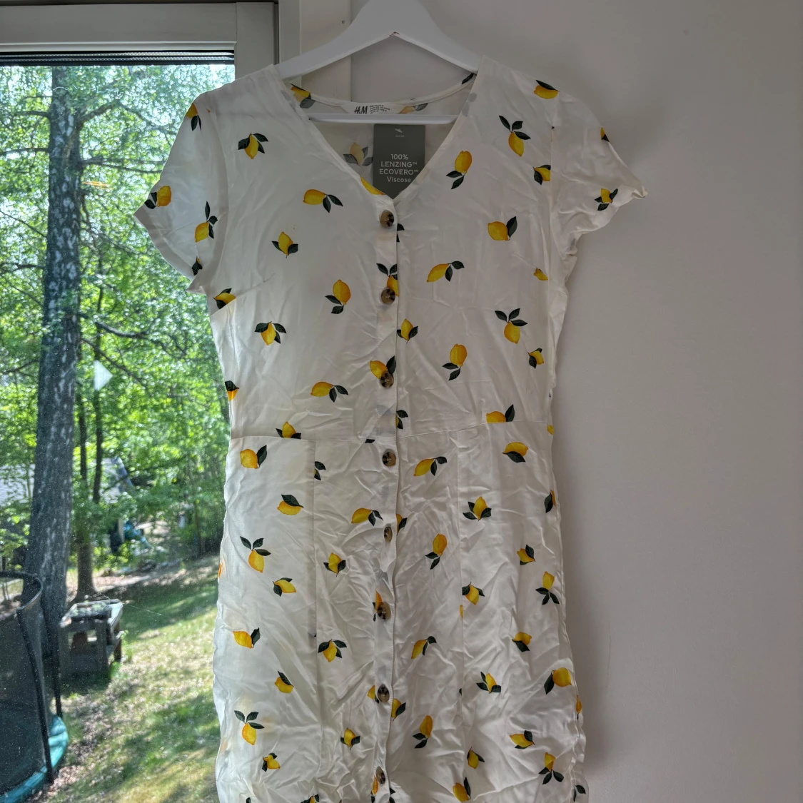 Vit klänning med citronmönster från H&M