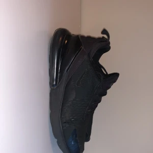 Svarta Nike Air Max 270 sneakers - Säljer ett par helsvarta Nike Air Max 270. Finns  ett par hål. 