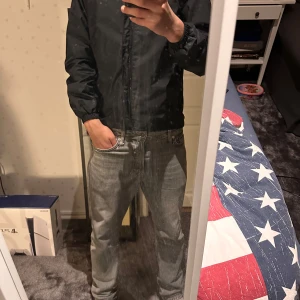 Svart vindjacka från The North Face Summit Series - Säljer en svart vindjacka från The North Face Summit Series med huva och dragkedja. Jackan har enkel design, elastiska muddar och logga på bröstet. Perfekt för dig som vill ha en stilren och funktionell jacka.  Buda gärna så kanske det går att lösa