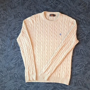 Beige kabelstickad tröja Morris  - Tja ! Säljer en as det kabelstickaf sweatshirt från Morris | skick 9,7/10 som ny! | M | Nypris 1699kr | Mitt pris 449kr | Hör av dig vid några funderingar eller frågor ! 🙌