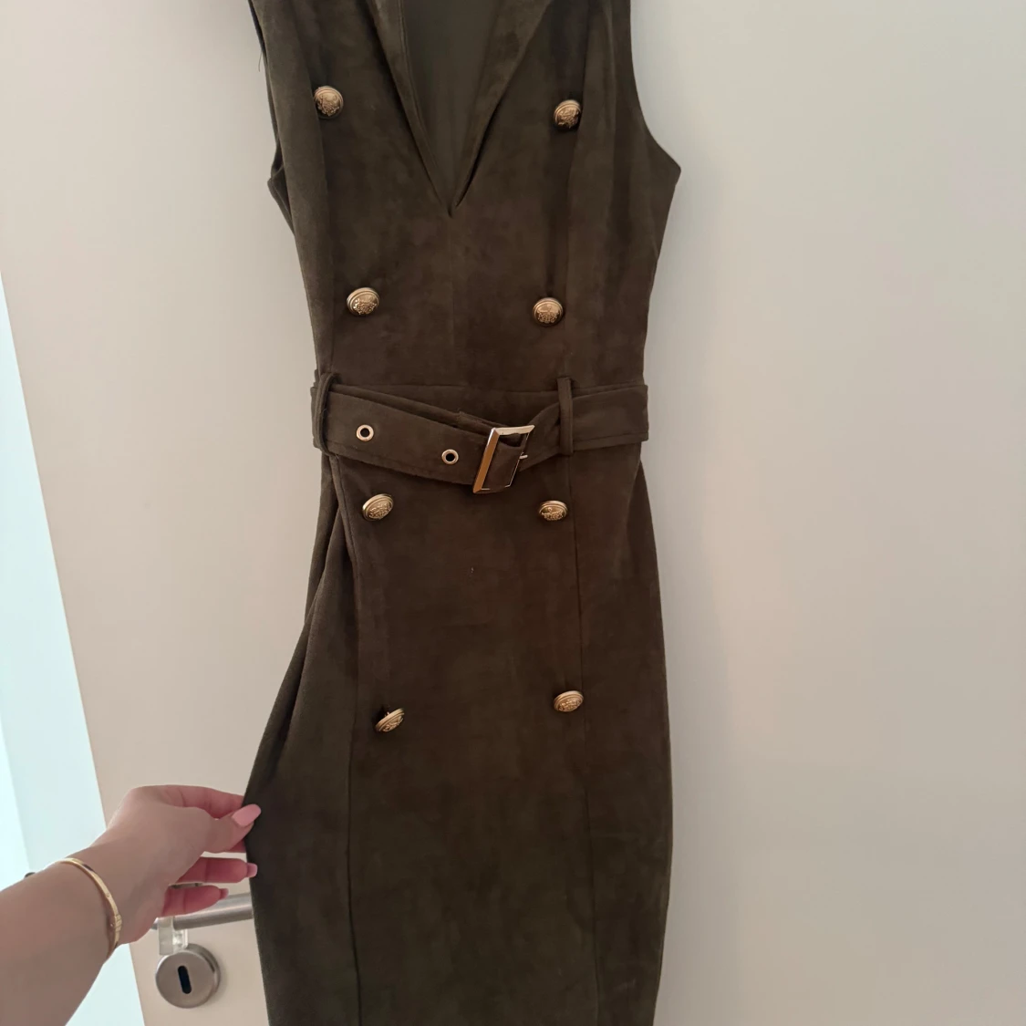 Olivgrön ärmlös klänning med bälte - 2