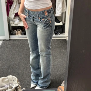 Lågmidjade flare jeans🤍 - Säljer dessa sviiinsnygga jeansen med så snyggt spänne framtill🤍 de är för långa för mig så har klackar på bilderna! Innerben: 85cm Midja: 36cm