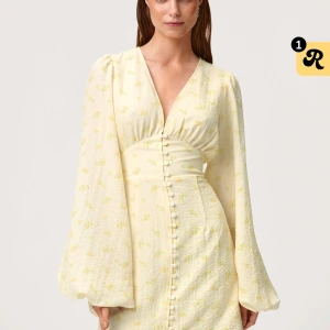 Ny adoore klänning  - Kort modell. Prislapp sitter fortfarande kvar. Slutsåld på hemsidan.