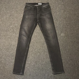 Svarta Tos jeans  - Tiger of Sweden jeans | Skick 9/10 nästan helt nya | Storlek W29 | Komm vid intressen tveka ej vid frågor